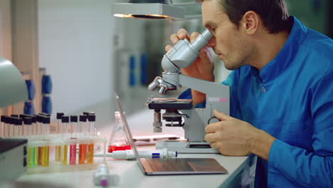 Scientist-using-microscope-in-laboratory.-Medical-laboratory-research